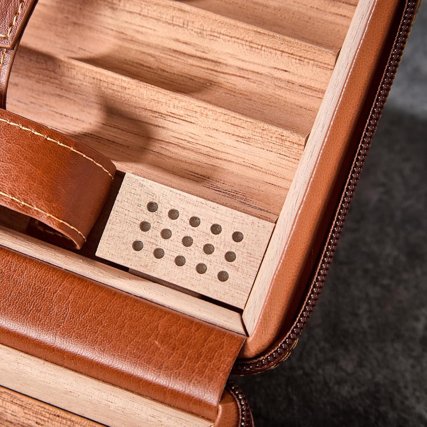 WAT Leather Cigar Case, Travel Humidor Holds 7 Cigars