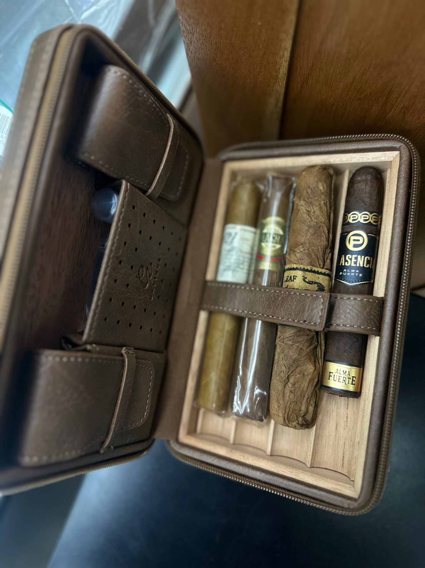Leather travel Humidor Brown
